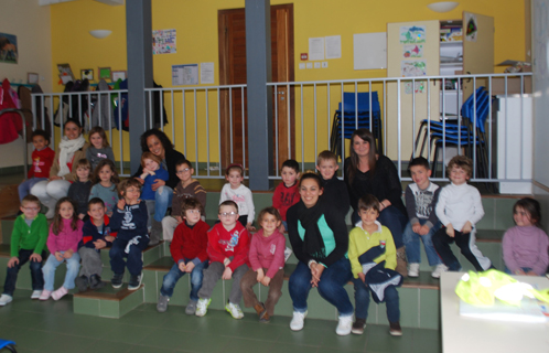 Les enfants âgés de 5 ans avec les animatrices et Arbia Mezrigui.