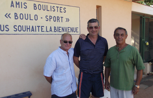Le Boulo-sport accueille une manifestation d’envergure le 25 août. Photo prise le 14 juillet avec Jacques Scala, Christian Carle et Jean-Pierre Marbeuf.