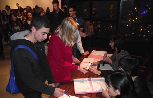 Signature d'une charte pour les étudiants qui s'engagent à poursuivre leurs études.