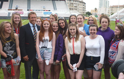 Les féminines de Liverpool ont pu rencontrer Sir Jonny grâce au RC du Pays six-fournais. 