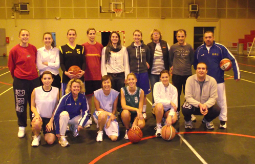 Une partie du bureau, de l'encadrement et des deux équipes féminines de Sanary basket club mardi soir au gymanse Brunel à l'entraînement.