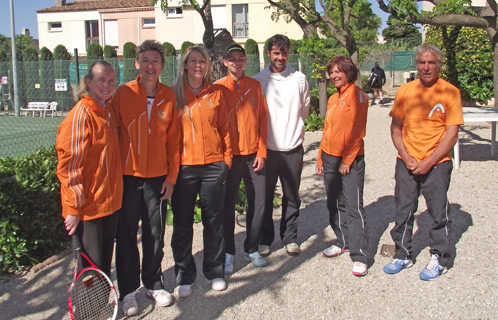 Stéphane et Claude Calabrèse avec l'équipe féminine du TCM de Carredon.