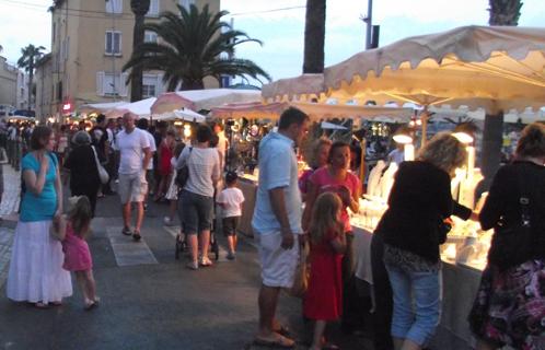 Le marché nocturne a débuté et le monde commence à arriver tous les soirs sur le port.