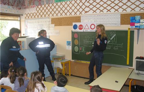 La police Municipale s'invite en maternelle. de gauche à droite, Aline Cardone,Typhany Ponti, Stéphanie Delamare.