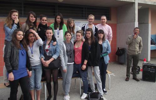 Ici la section danse, avec les filles et leurs professeurs, obtenant le précieux titre de vice-championnes d'académie.