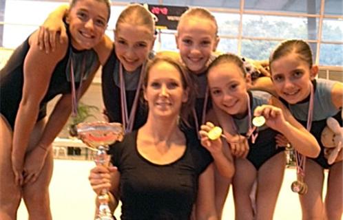 Les jeunes gymnastes médaillées à Vitrolles en compagnie de leur monitrice Audrey Innocenti