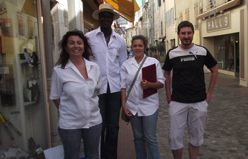 Les Ambassadeurs du tri accompagnés de Lauent Lauga, responsable de la propreté urbaine.