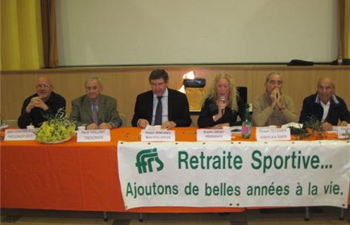 A la table d’honneur, de gauche à droite : Jean-Louis Crevet, René Vaillant, 

Robert Beneventi, maire d’Ollioules, Brigitte Crevet, présidente des Immortelles, 
Robert Teyssier, adjoint aux sports, Vincent Toninelli.