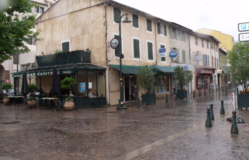 Des commerces inondés rue de la République