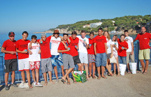 Les jeunes de la Base-ados ont distribué des cendriers de plage à Portissol jeudi matin.