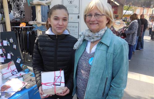 Jade Nan,12 ans, et la représentante de l'UNICEF de Six-Fours Nadine Alexandre.