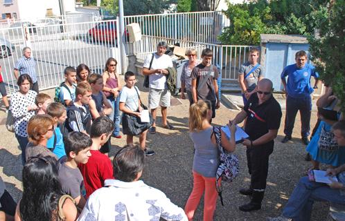 Jean-Baptiste Ritter présentant aux parents et adolescents les tests d'incorporation.