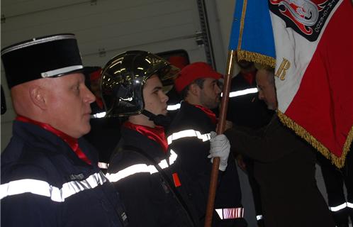 Le major Ritter, au premier plan, et son fils Adrien encadrent le porte-drapeau 