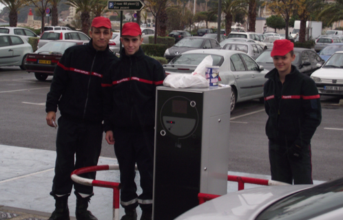 Les jeunes sapeurs pompiers à l'entrée des parkings pour vendre le blé de Noël.