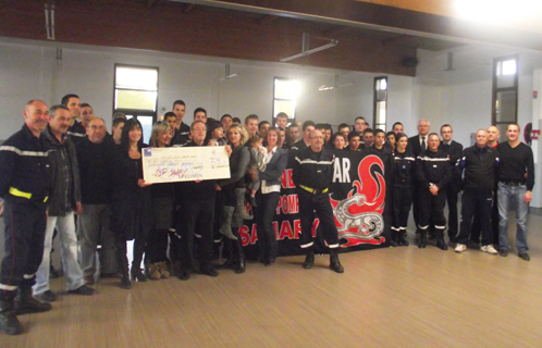 L'école des Jeunes sapeurs pompiers de Sanary a remis un chèque au Haricot magique.