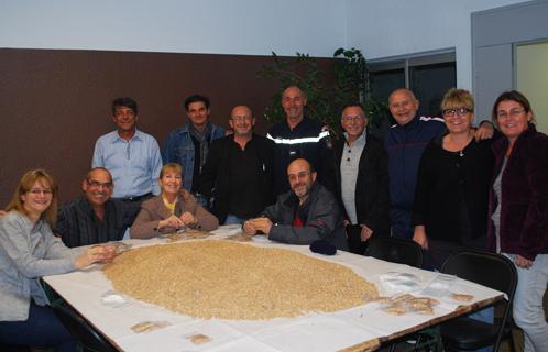 Les parents ont participé à la confection des sachets de blé.