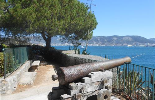 Les canons du fort protègent la rade depuis 1636