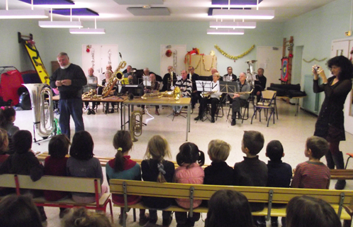 Jean-Paul Pastourely a d'abord fait découvrir les instruments avant que la philharmonique interprète des musiques de Noël.