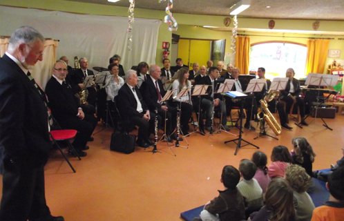 La Philarmonique la Six-Fournaise a rendu visite aux élèves de l'école maternelle du Belvédère.