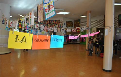Le début de l'exposition éphémère la "Grande lessive" dans le hall de l'école maternelle Frédéric Mistral.