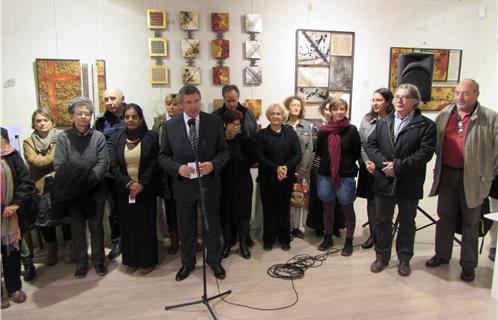 Robert Bénéventi, Maire d'Ollioules, entouré des artisans d'art dont les dernières créations sont exposées à la Criée aux Fleurs