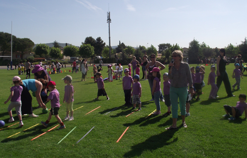 Les mini-olympiades au stade de la Guicharde avec les élèves de l'école maternelle de Portissol.