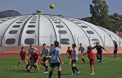 Les jeunes six-fournais en rouge.