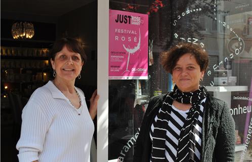 Éliane Sieffert gérante du salon de thé "Grigno'Thé" est la première à accrocher l'affiche du festival Just'Rosé sur sa devanture. Elle est accompagnée de Cécile Didat, vice-présidente de Just'Sanary (de gauche à droite).