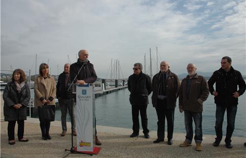 Ferdinand Bernhard aux côtés de Jean Brondi, élu aux travaux, Patrice Esquoy, élu au Port, l’équipe municipale et les techniciens des travaux portuaires.