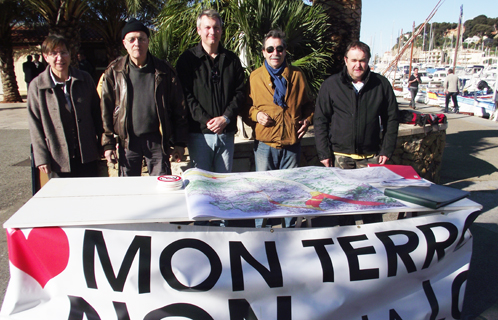 L'association Stop LGV Sanary a tenu samedi un stand d'informations sur le port.