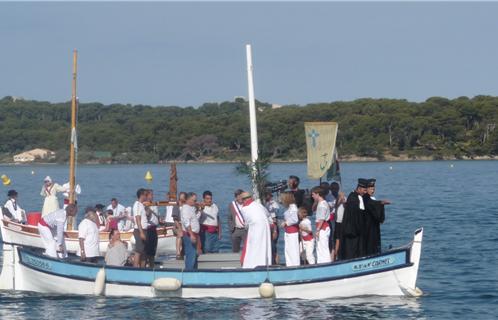 Le pointu "Notre Dame du mont Carmel" avec à son bord la statue de Saint Pierre