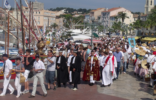 Une impressionnante procession sur le port