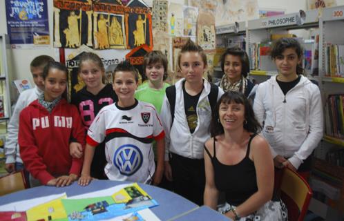 Néna avec ses jeunes artistes du collège Reynier qui exposent leurs œuvres au CDI.