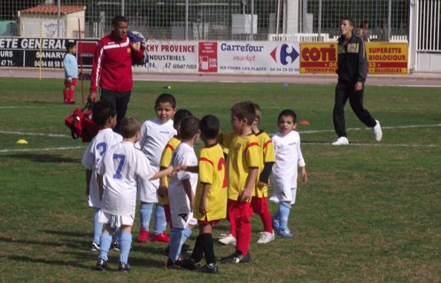 Un rendez-vous sportif convivial pour ces apprentis footballeurs. 