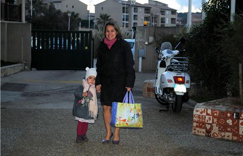 Sacha, 2 ans 1/2 et sa maman ont été les premières à arriver aux Roches Brunes
