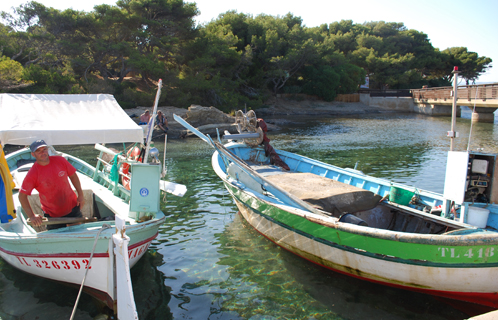Certains pêcheurs (ici Fred) s'amarrent dans le bras de mer du Gaou.