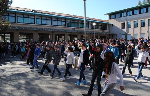 Flash mob dans la cour