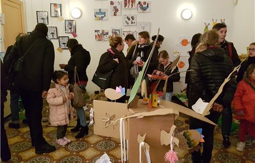 La salle d'exposition était pleine. 