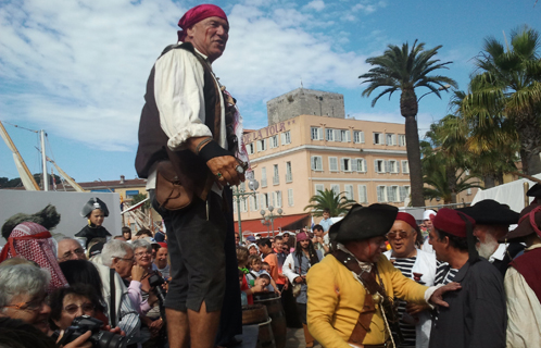 Les pirates étaient à Sanary lundi, ici Christian Bénet président de l'Association des pointus.