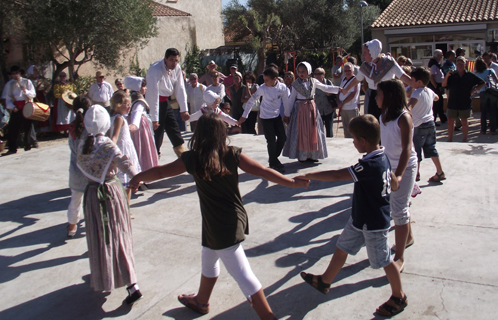 Danse provençale avec les enfants sous les airs de la Coustiero Flourido.