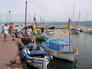 Les pointus décorés de guirlandes de drapeaux s’apprêtent à partir.