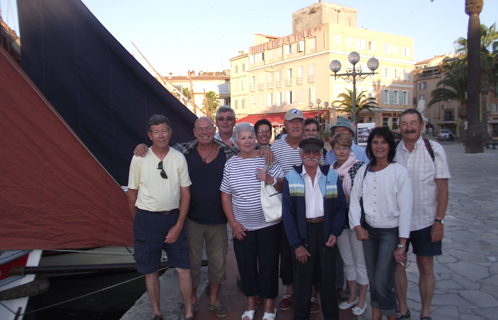 Le président de l'Association des pointus de Sanary avec d'autres adhérents jeudi matin avant le départ à Saint-Tropez.