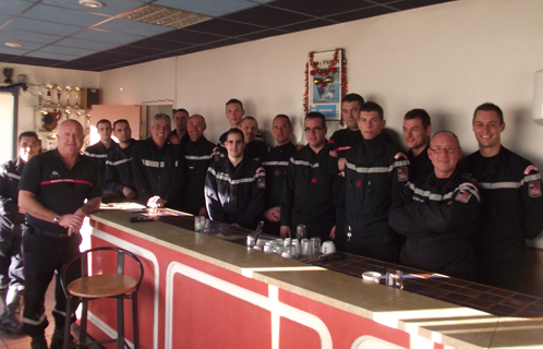 Photo de famille avec les équipes de garde de dimanche des sapeurs-pompiers de Six-Fours et Sanary.