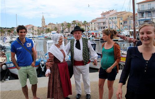 Accueil des touristes par la Coustiero flourido