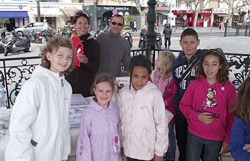 Christian et Anne de l'Odel Var avec des enfants ayant obtenu leur diplôme du petit secouriste.