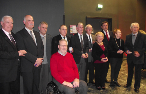 Jean-Sébastien Vialatte et Antonin Bodino avec les présidents et présidentes d'associations ayant été distingué d'une médaille.