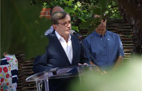 Le maire Jean-Sébastien Vialatte a invité les présidents des associations de sa commune dans le "Jardin remarquable" de la Maison du Cygne.