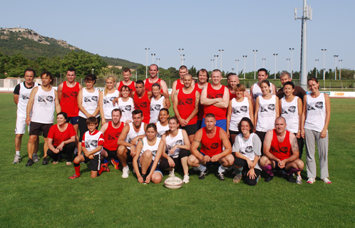 Les féminines des urgences de la Seyne et le Rugby hospitaliers Toulon réunis avant le "combat".