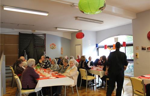 La salle était décorée avec soin 