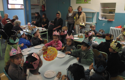 Enfants et résidents de la bastide du Baou réunis autour d'une galette des rois.